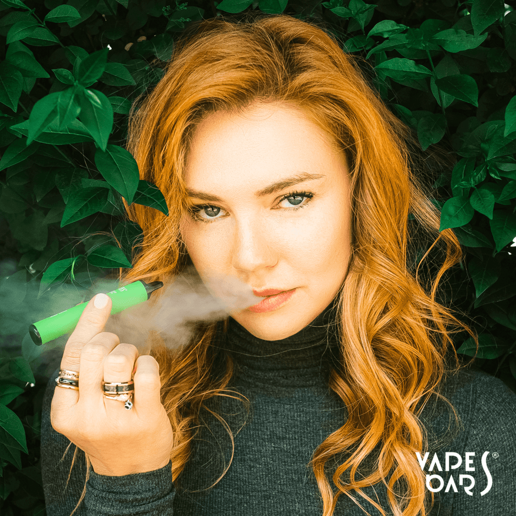 Weibliches Model hält Vapes Bars Diamond Vape