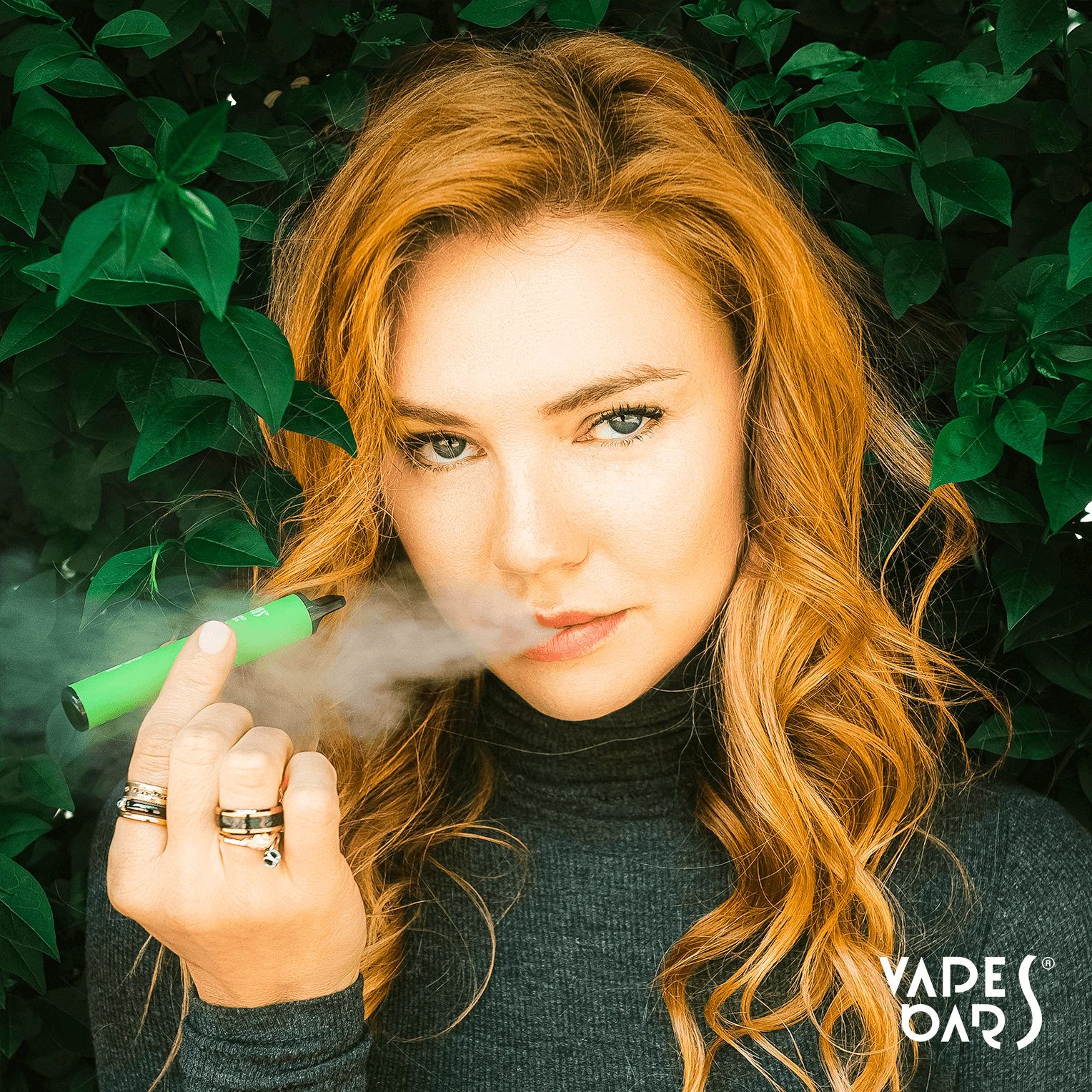 Weibliches Model hält Vapes Bars Diamond Vape