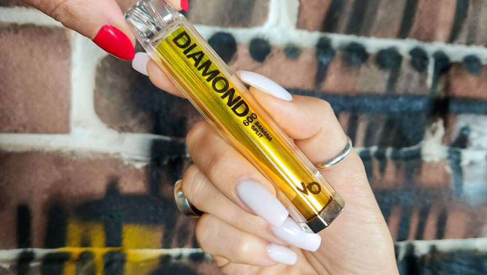 Handmodell hält Vapes Bars Diamond Vape