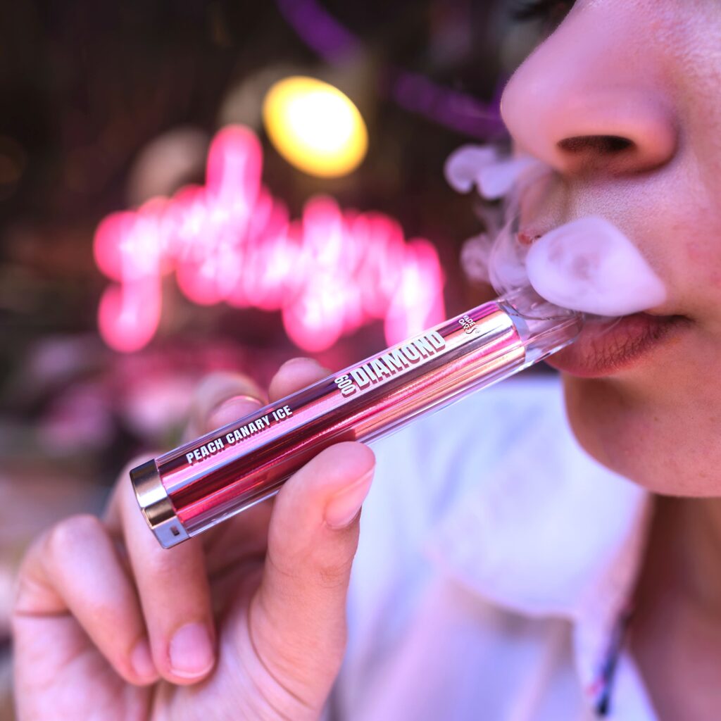 Weibliches Model hält Vapes Bars Diamond Vape